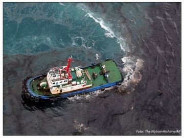 img embarcacao limpando petroleo derramado no mar leste tailandia