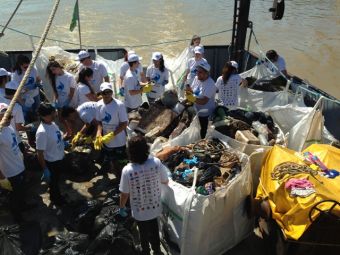 img 20160402 juntos pelo rio voluntario univali separando lixo bordo soloncy moura